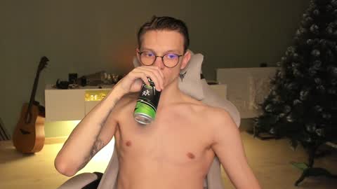 Snapshot of romeo_mercy chatting on December 2024 10:37:02 PM Romeo online show from December 2024 10:37:02 PM