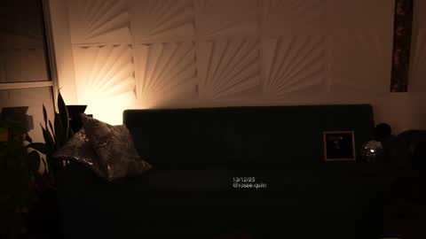 Snapshot of rosseyquiin chatting on December 2025 01:11:02 AM Rossey online show from December 2025 01:11:02 AM