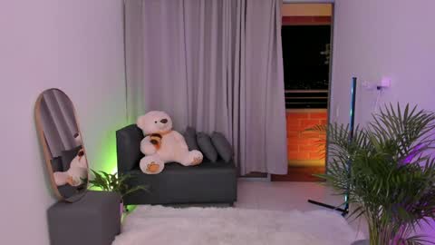 Snapshot of roxie_gates chatting on December 2024 11:19:02 PM R O X I E online show from December 2024 11:19:02 PM