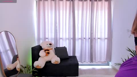 Snapshot of roxie_gates chatting on January 2025 03:36:01 PM R O X I E online show from January 2025 03:36:01 PM