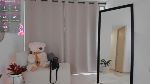 Snapshot of roxie_gates chatting on October 2025 06:29:01 PM R O X I E online show from October 2025 06:29:01 PM