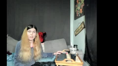 roxihazeleyes online show from April 2026 03:17:01 AM