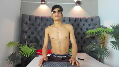 Snapshot of roy_rusell chatting on October 2025 08:05:02 PM ROY online show from October 2025 08:05:02 PM