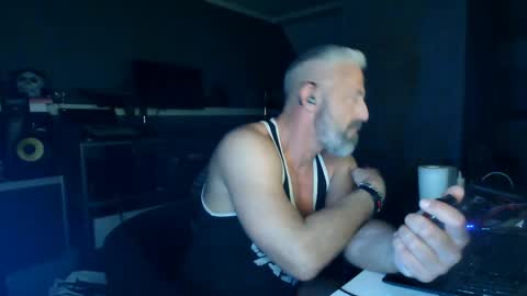 Chico que rico Caliente online show from April 2026 12:56:01 AM