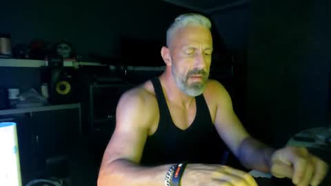 Chico que rico Caliente online show from June 2026 09:06:01 PM