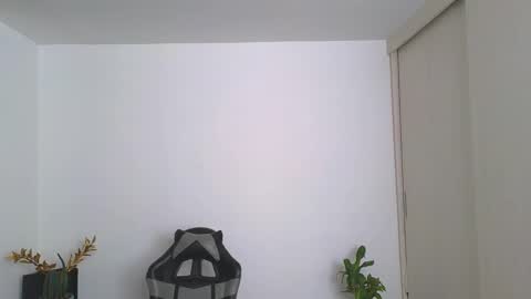 Snapshot of russell_adams_ chatting on September 2025 08:01:02 PM R U S S E L L online show from September 2025 08:01:02 PM