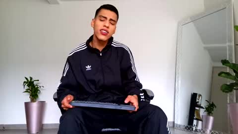 Snapshot of russell_adams_ chatting on October 2025 12:28:01 PM R U S S E L L online show from October 2025 12:28:01 PM