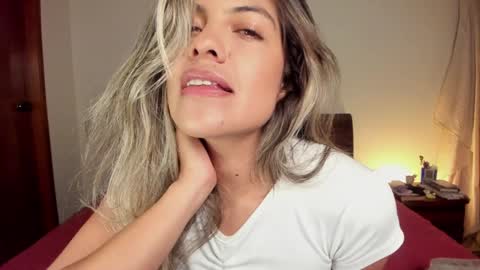 Snapshot of s_u_n_r_i_s_e_e chatting on January 2025 01:44:01 AM Leslie Beltrn online show from January 2025 01:44:01 AM