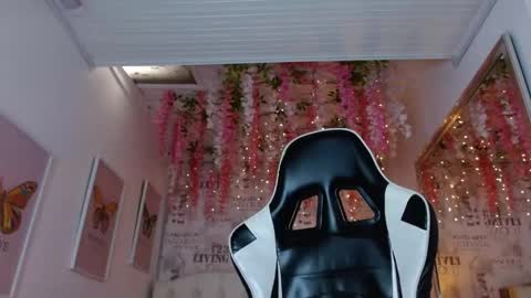 Snapshot of saara_martin chatting on April 2026 04:01:01 PM 1 online show from April 2026 04:01:01 PM