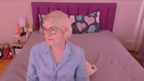 Snapshot of sabrinamacmarren chatting on October 2025 01:12:02 PM Sabrina MacMarren online show from October 2025 01:12:02 PM