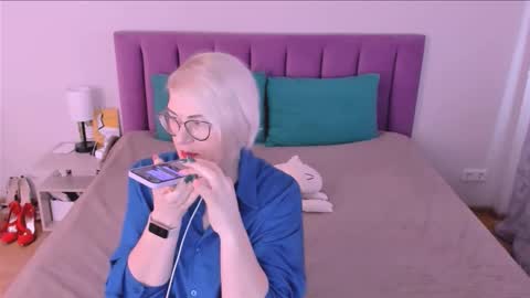 Snapshot of sabrinamacmarren chatting on October 2025 08:44:01 AM Sabrina MacMarren online show from October 2025 08:44:01 AM