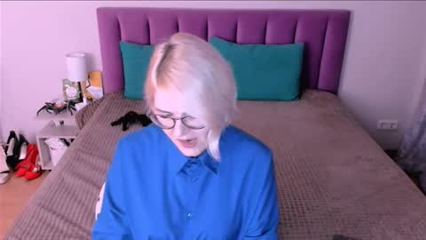 Snapshot of sabrinamacmarren chatting on October 2025 04:08:02 PM Sabrina MacMarren online show from October 2025 04:08:02 PM