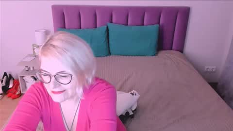 Snapshot of sabrinamacmarren chatting on November 2025 02:52:02 PM Sabrina MacMarren online show from November 2025 02:52:02 PM