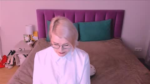 Snapshot of sabrinamacmarren chatting on November 2025 03:33:02 PM Sabrina MacMarren online show from November 2025 03:33:02 PM