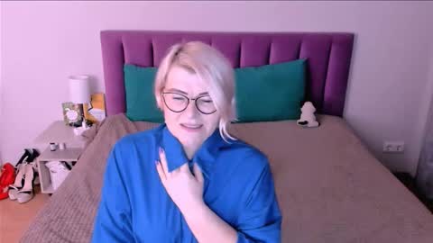 Snapshot of sabrinamacmarren chatting on November 2025 03:35:01 PM Sabrina MacMarren online show from November 2025 03:35:01 PM