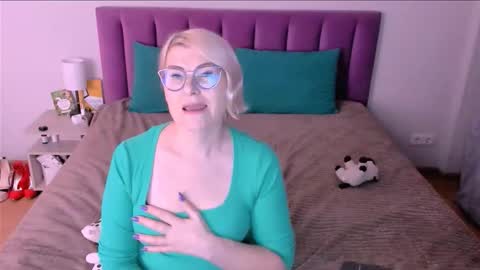 Snapshot of sabrinamacmarren chatting on November 2025 03:01:02 PM Sabrina MacMarren online show from November 2025 03:01:02 PM