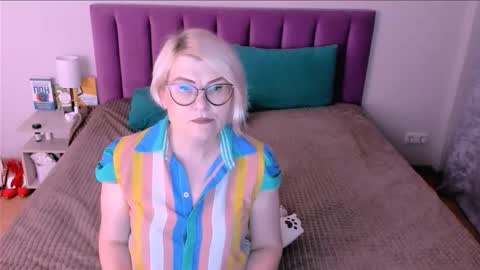 Snapshot of sabrinamacmarren chatting on November 2025 02:06:02 PM Sabrina MacMarren online show from November 2025 02:06:02 PM