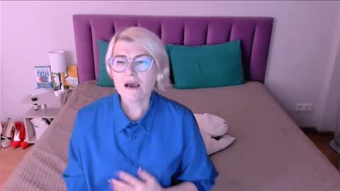 Snapshot of sabrinamacmarren chatting on November 2025 03:00:02 PM Sabrina MacMarren online show from November 2025 03:00:02 PM