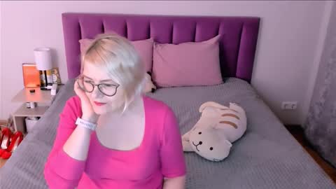 Snapshot of sabrinamacmarren chatting on November 2025 06:41:02 PM Sabrina MacMarren online show from November 2025 06:41:02 PM