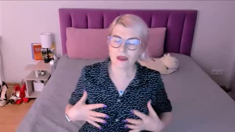 Snapshot of sabrinamacmarren chatting on November 2025 01:04:01 PM Sabrina MacMarren online show from November 2025 01:04:01 PM