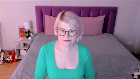 Snapshot of sabrinamacmarren chatting on December 2025 07:24:01 AM Sabrina MacMarren online show from December 2025 07:24:01 AM