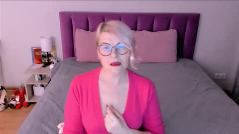 Snapshot of sabrinamacmarren chatting on December 2025 03:43:01 PM Sabrina MacMarren online show from December 2025 03:43:01 PM