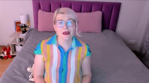 Snapshot of sabrinamacmarren chatting on December 2025 07:17:01 AM Sabrina MacMarren online show from December 2025 07:17:01 AM