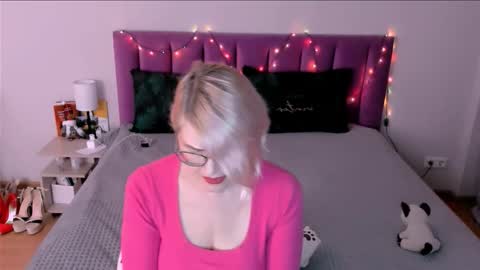 Snapshot of sabrinamacmarren chatting on December 2025 01:37:02 PM Sabrina MacMarren online show from December 2025 01:37:02 PM