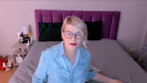 Snapshot of sabrinamacmarren chatting on December 2025 01:41:02 PM Sabrina MacMarren online show from December 2025 01:41:02 PM