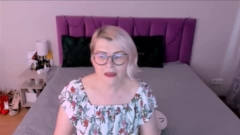 Snapshot of sabrinamacmarren chatting on December 2025 07:50:02 AM Sabrina MacMarren online show from December 2025 07:50:02 AM