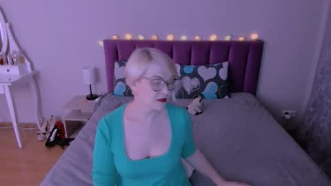 Snapshot of sabrinamacmarren chatting on February 2026 04:11:02 PM Sabrina MacMarren online show from February 2026 04:11:02 PM