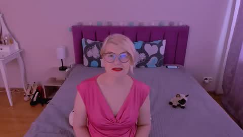 Snapshot of sabrinamacmarren chatting on February 2026 09:04:02 AM Sabrina MacMarren online show from February 2026 09:04:02 AM