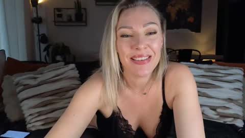 Snapshot of sacha__xx chatting on February 2025 01:11:02 PM sacha__xx online show from February 2025 01:11:02 PM