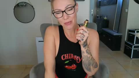 Snapshot of sacha__xx chatting on October 2025 12:28:01 PM sacha__xx online show from October 2025 12:28:01 PM