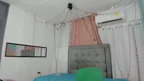 Snapshot of salome_domi chatting on November 2025 09:57:02 PM salome online show from November 2025 09:57:02 PM