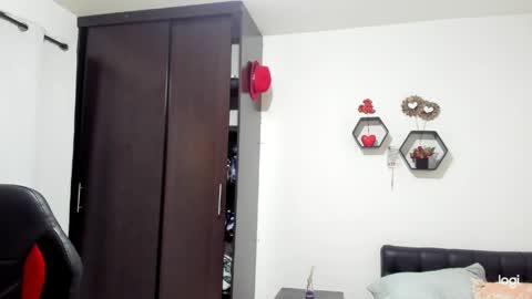 Sanddi  online show from April 2026 08:39:02 PM