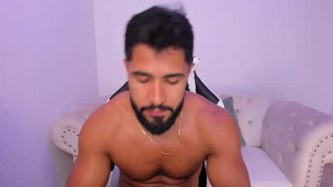 santiago_huntt online show from February 2026 07:42:02 PM