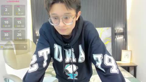 santiago_russo18 online show from November 2025 02:43:02 AM