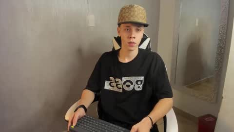 Julius Novachrono  online show from November 2025 11:33:01 AM