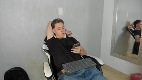 Julius Novachrono  online show from November 2025 07:58:01 PM