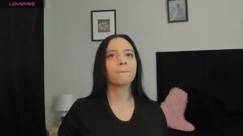 sara_b11 online show from June 2026 06:01:02 PM