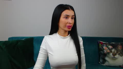 Im Sara I am happy to be here  online show from October 2025 05:22:02 PM