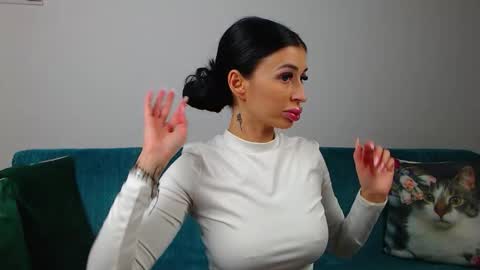 Im Sara I am happy to be here  online show from November 2025 03:27:02 PM