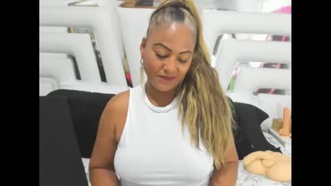 Sara online show from November 2025 08:19:01 PM