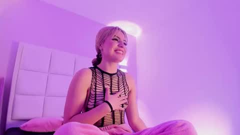 Snapshot of sarabenedetti chatting on September 2025 04:00:01 AM Sara online show from September 2025 04:00:01 AM