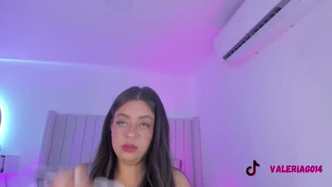 Sarah Bonneth online show from November 2025 12:00:02 PM