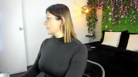 Sarah Deyvis online show from November 2025 01:10:02 PM