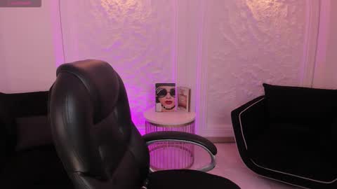 Snapshot of sarahrhodes_ chatting on December 2025 11:52:01 AM Sarah Rhodes online show from December 2025 11:52:01 AM