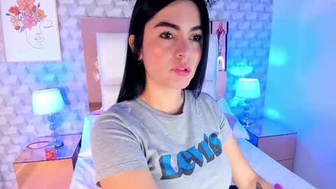 Camila  online show from November 2025 11:43:02 AM