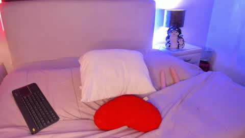 Snapshot of sashajune chatting on February 2025 01:02:02 AM selene online show from February 2025 01:02:02 AM